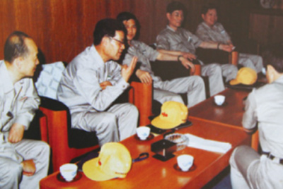 為了學(xué)習(xí)外國(guó)先進(jìn)技術(shù)和管理方法，前往引進(jìn)技術(shù)與設(shè)備的國(guó)家進(jìn)行實(shí)地考察。薛仲光廠長(zhǎng)在日本。
