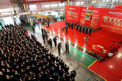 推土機(jī)事業(yè)部總裝工廠隆重舉行推土機(jī)第50000臺(tái)下線慶典儀式。這一激動(dòng)人心的歷史時(shí)刻標(biāo)志著50000臺(tái)不僅僅是一個(gè)數(shù)量的積累，更是山推管理水平、生產(chǎn)規(guī)模、制造技術(shù)、研發(fā)能力、銷售能力等綜合能力的體現(xiàn)，標(biāo)志著山推推土機(jī)產(chǎn)業(yè)整體實(shí)力進(jìn)一步增強(qiáng)，是從量變到質(zhì)變的飛躍。
