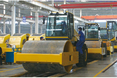 2002年2月，由履帶廠開(kāi)發(fā)研制的YZ18液壓振動(dòng)壓路機(jī)，順利下線。