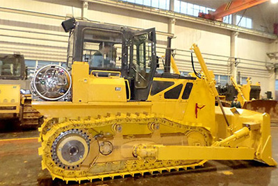 世界上第一臺(tái)燃?xì)庑吐膸酵仆翙C(jī)——SD20-5（LNG）在研究總院新產(chǎn)品試制中心下線。SD20-5（LNG）履帶式推土機(jī)是公司順應(yīng)行業(yè)發(fā)展趨勢(shì)開(kāi)發(fā)的一款節(jié)能、環(huán)保產(chǎn)品，整機(jī)采用天然氣專用發(fā)動(dòng)機(jī)，燃燒后無(wú)積炭，滿足stageIIIA排放，壽命更長(zhǎng)，維修頻率更低。
