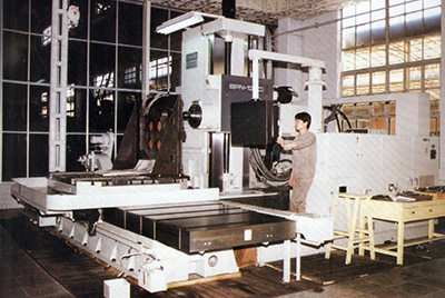 BPN-13B(R4)數(shù)控臥式加工中心。廠房擴(kuò)建加大，設(shè)備填平補(bǔ)齊，增加精、大、稀設(shè)備，新上生產(chǎn)線，提高企業(yè)裝備素質(zhì)，使山推廠成為名副其實(shí)的大馬力推土機(jī)生產(chǎn)廠。