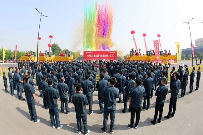 5月17日，山推向中煤平朔集團(tuán)一次性交付六臺(tái)中國(guó)最大馬力推土機(jī)。